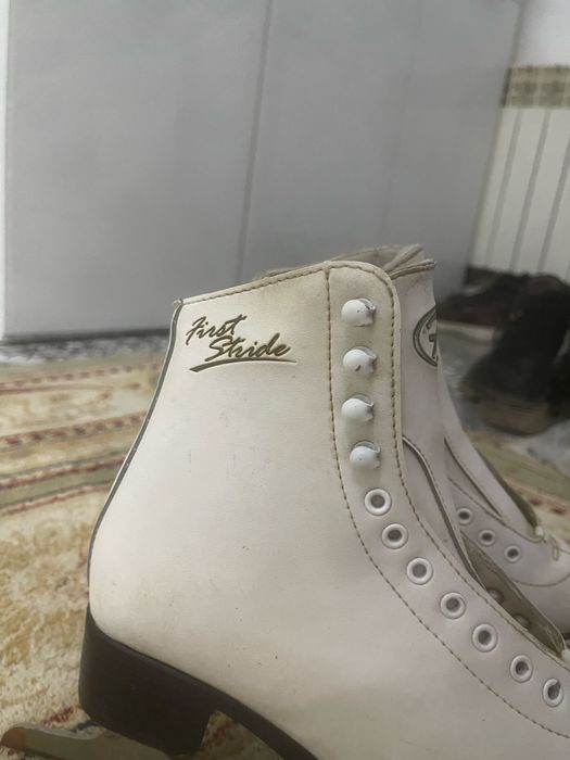 Продаются белые фигурные коньки First Stride