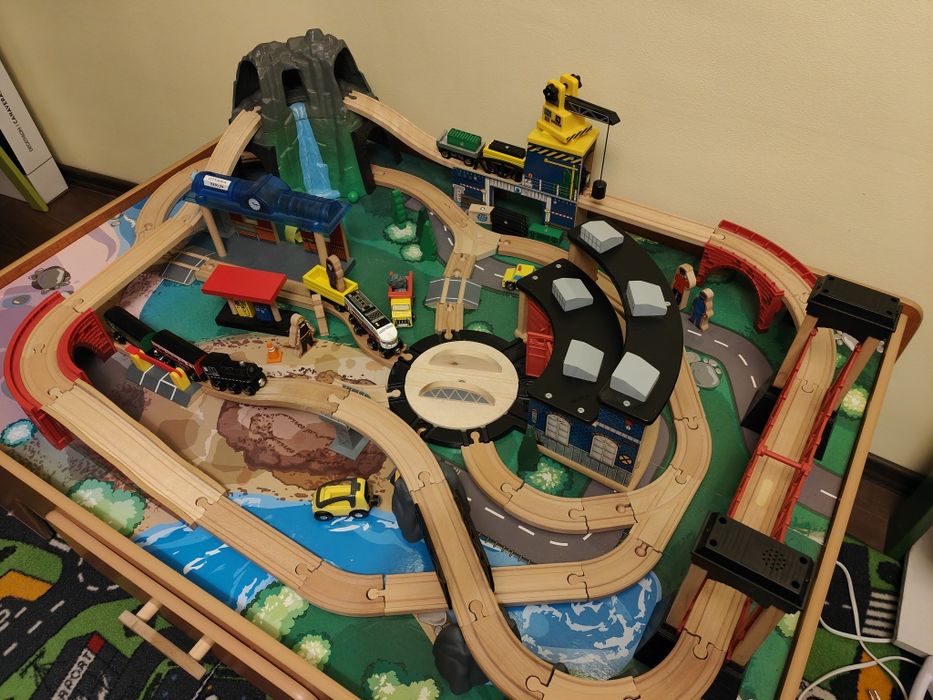 Дървен влак - писта в комплект с маса