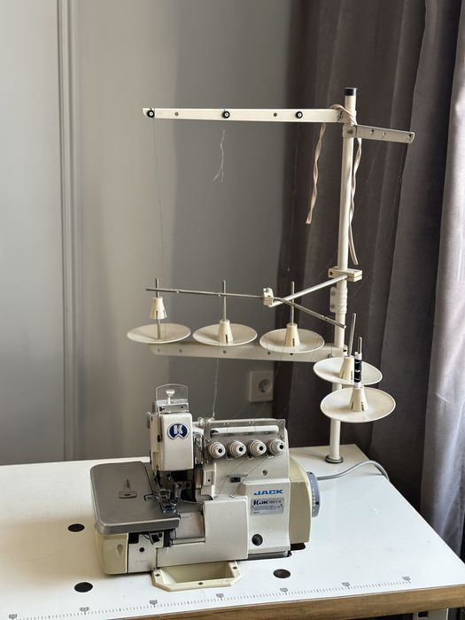 Продам оверлок Jack