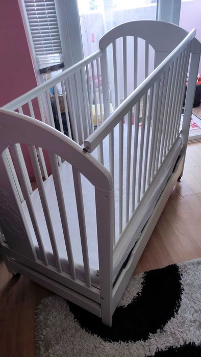 Бебешко легло-кошара 60×120 бяло дървено + матрак | чекмедже, колелца