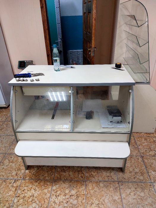 Стол и витрина в магазин