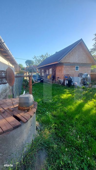 Casa cocheta din lemn masiv cu teren si livada – liniste, natura si
