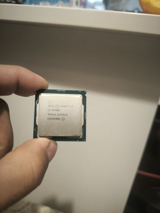 Vând procesoare , i7 9700k si celeron g