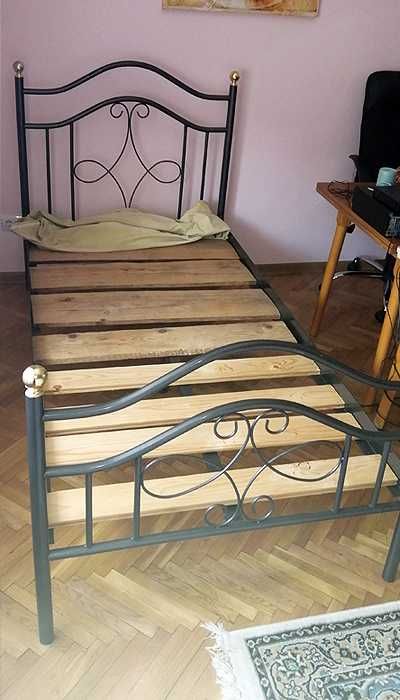 Pat metalic solid 2 × 1 m cu saltea groasă, fără somieră, negociabil. De vânzare in Resita, aproape de centru.