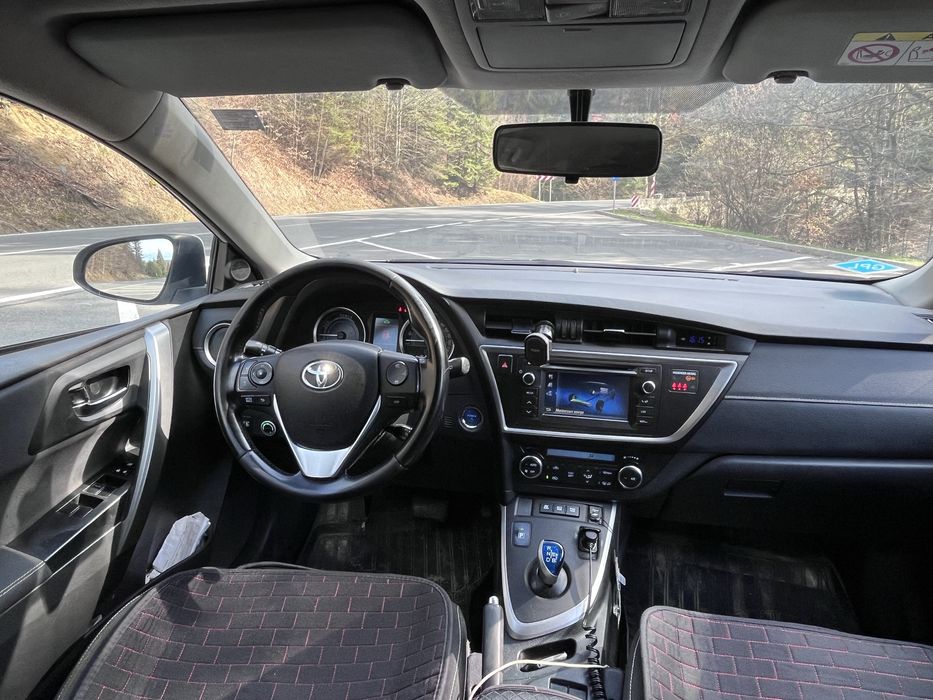 Toyota Auris Hybrid Gpl 2015 alb perlat