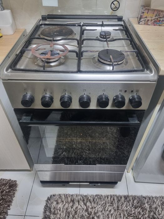 Aragaz Electrolux și hotă decorativă Fram