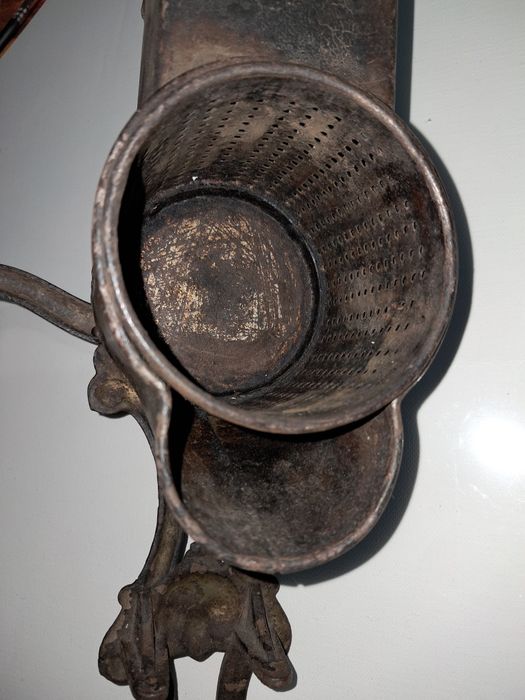 Râșniță pentru nucă veche vintage