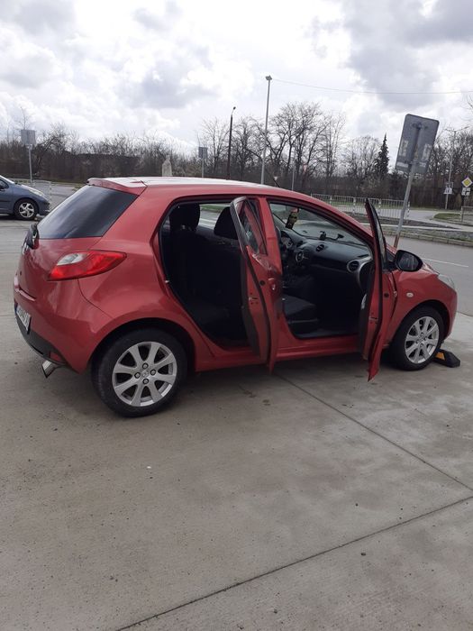 Лек автомобил Мазда2