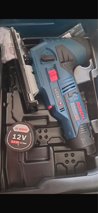 Pendular Bosch GST 12V-70 cu 2 ac .de 3 ah si inc-Nou