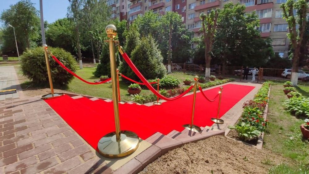 Аренда красной дорошки Qizil gilam