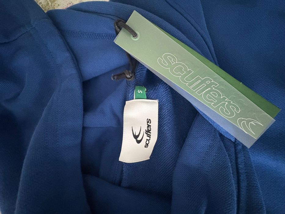 Продавам суичър на Scuffers, чисто нов е
