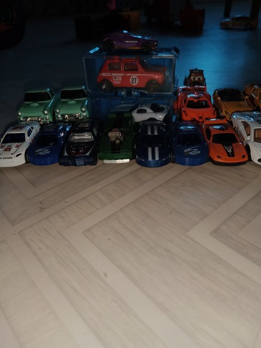 Продам машинки район Ярмарки