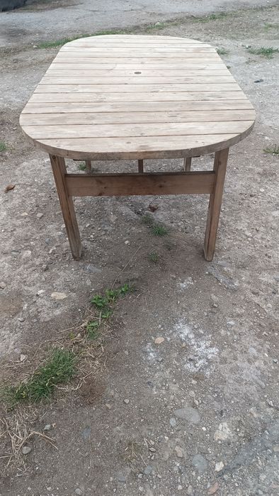 Градинска дървена маса.