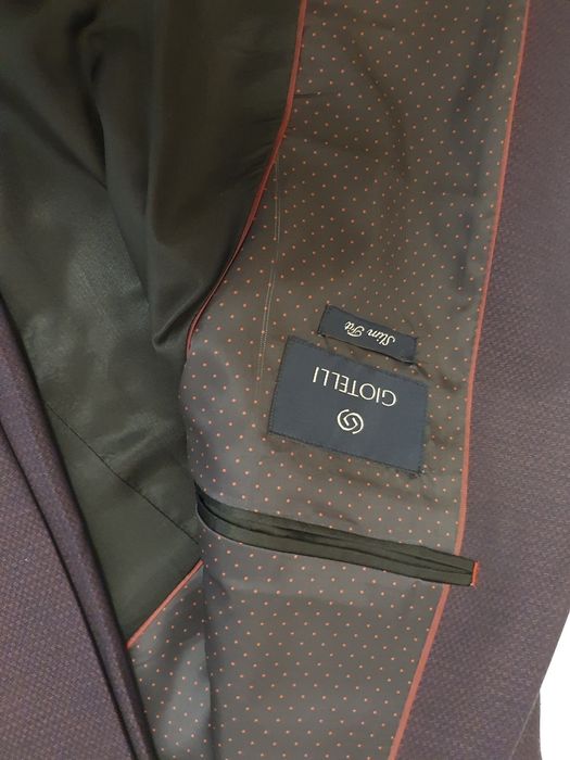 Costum visiniu purtat o data