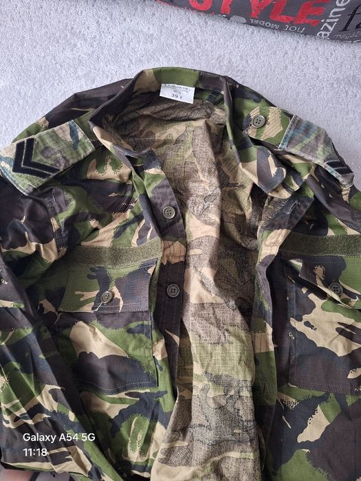 Ofer spre vânzare tinuta de armată
