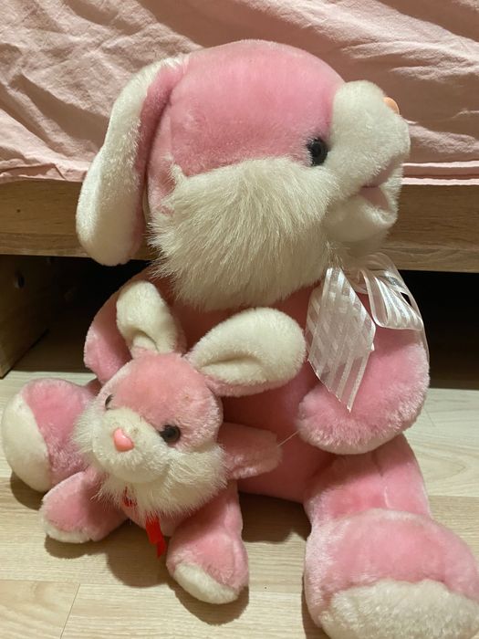 Розови, плюшени зайчета