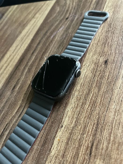 Apple Watch Series 4 44mm със счупен дисплей