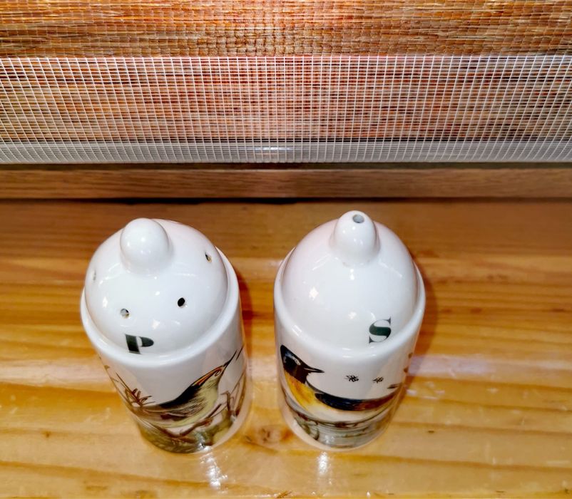 Порцеланов комплект сет сол и пипер солница и пиперик ръчно рисувани.