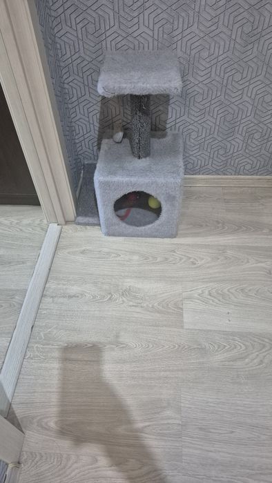 Кошачий домик с чесалкой