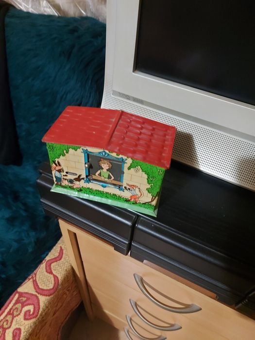 Детска касичка с езиче.