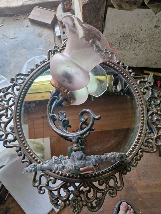 Зеркало и светильник