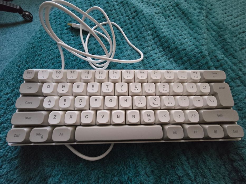 2 клавиатуры в хорошем состоянии