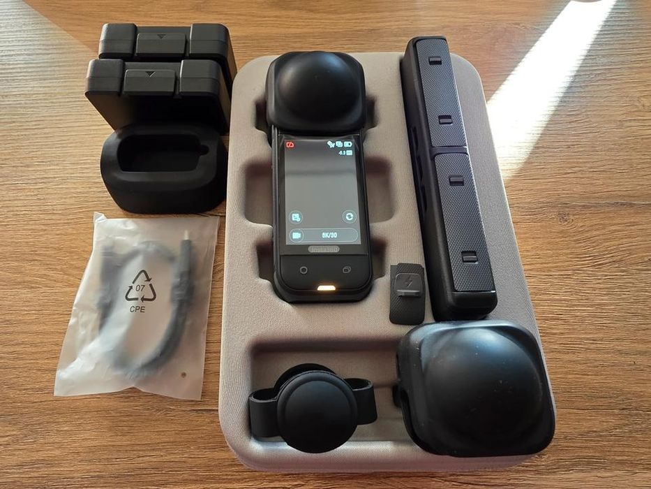 Insta360 X5 în stare excelentă, cu accesorii