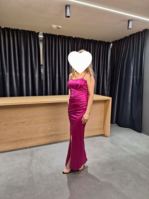 Vand rochie purtară câteva ore