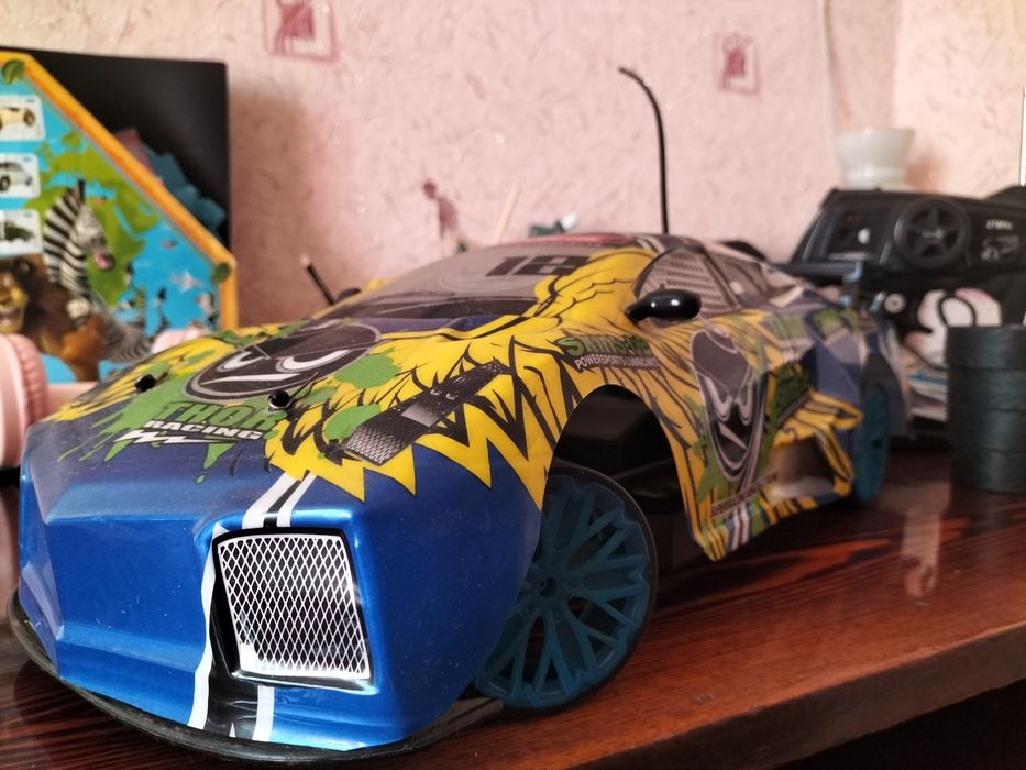 Машина с пультом управления.