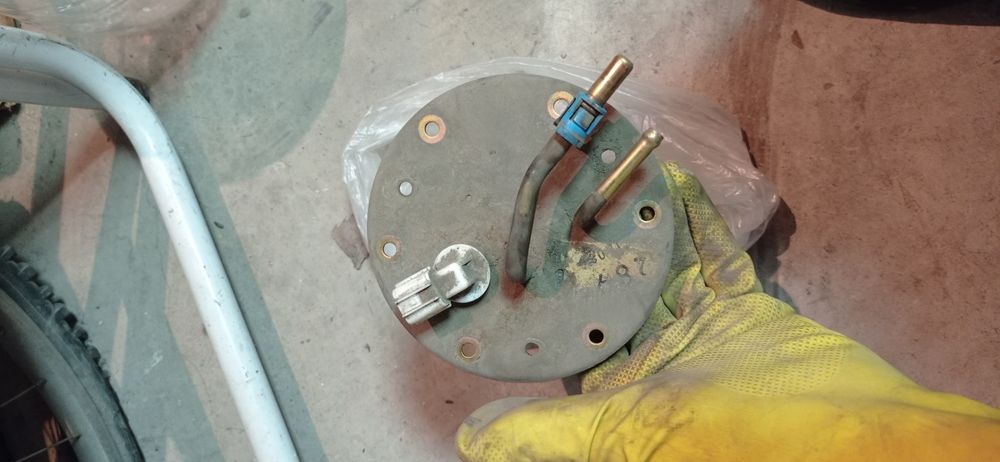 Бензинова помпа за мицубиши галант 2.0 136 коня