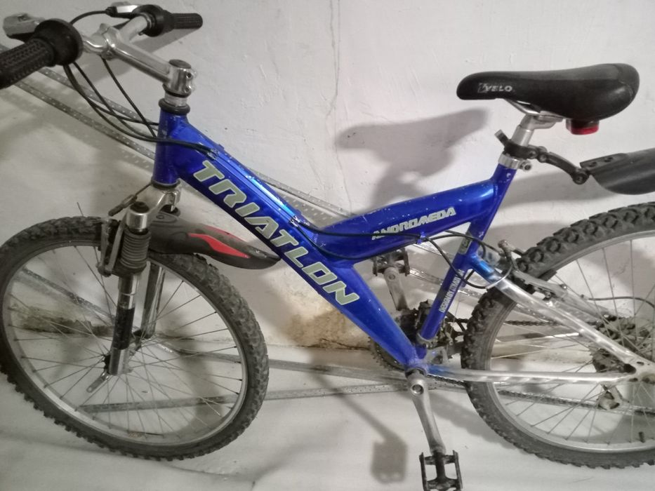 Велосипед синего цвета