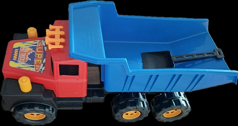 Камион-самосвал с лопатка за пясък