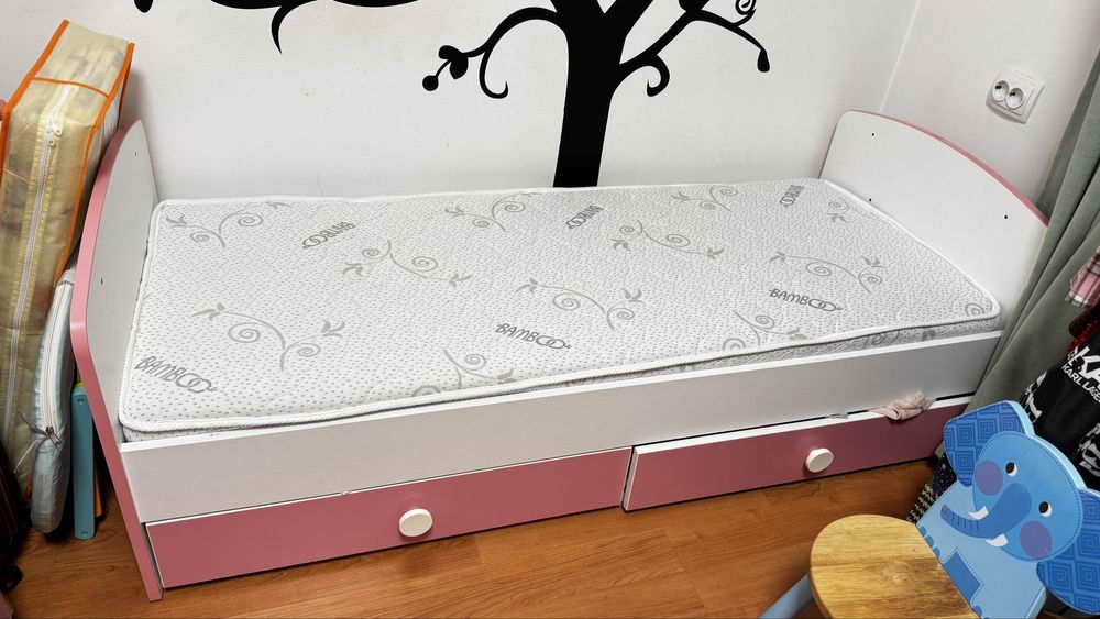 Бебешко легло 65/160 с чисто нови матраци.
