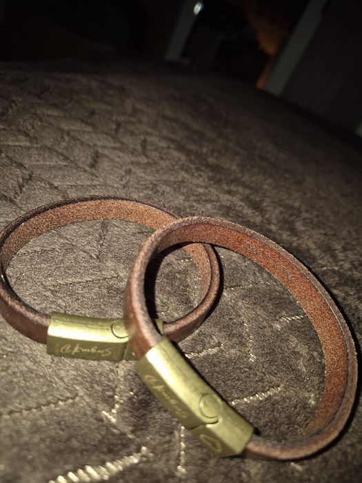 Vând două brățări din piele,model bărbătesc.