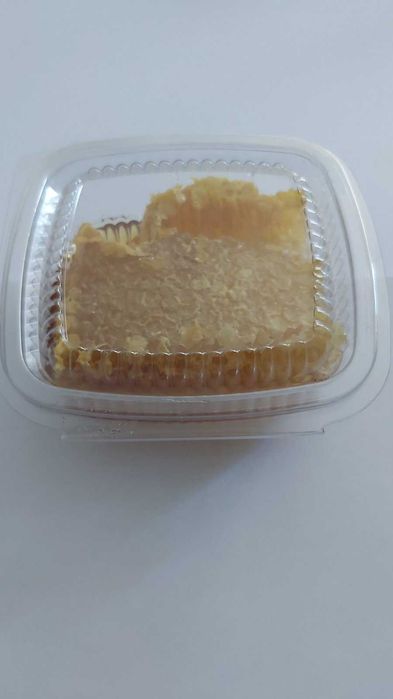 Пчелен мед във восъчна питка