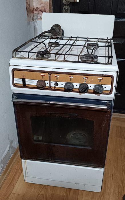 Газовая плита ,четыре конфорки