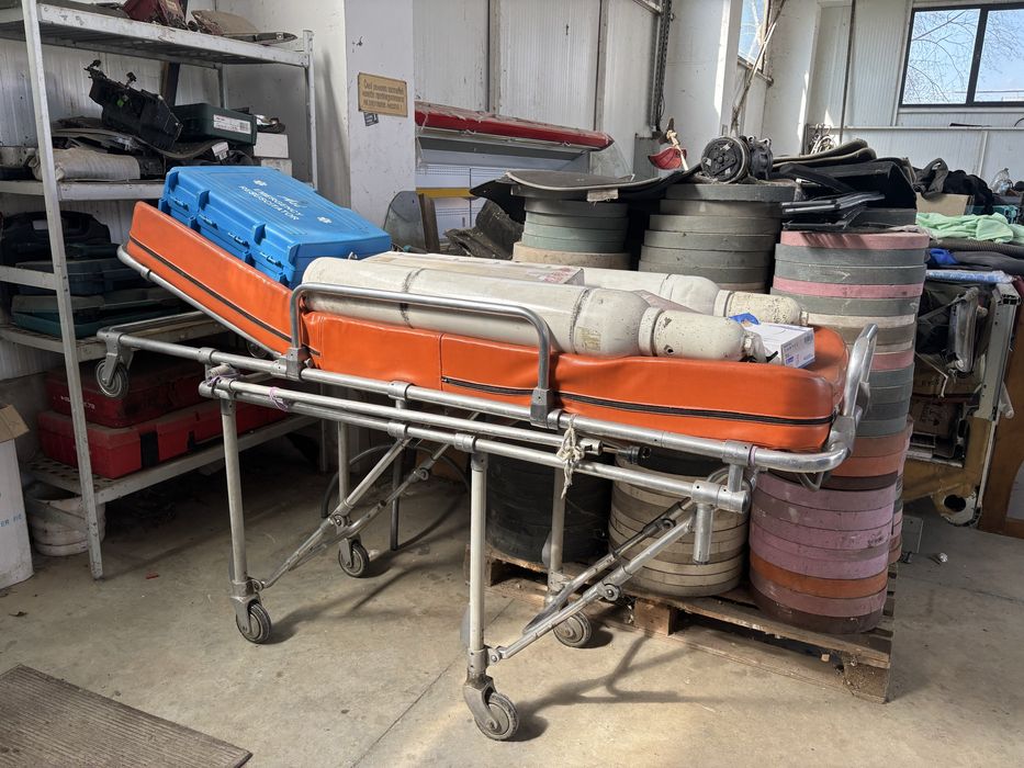 Носилка и Кислородни бутилки за Линейка