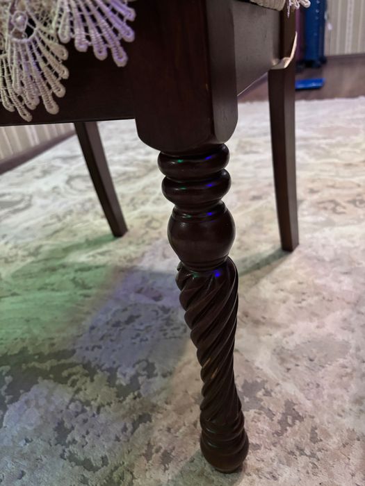 Стулья и стол для гостиной