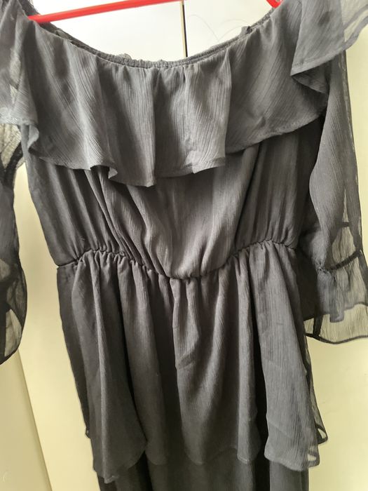 Rochie neagră cu volănașe