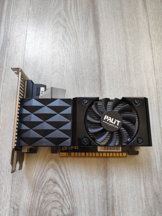 Vând placa video Palit GT 630 1GB DDR3 128Biti