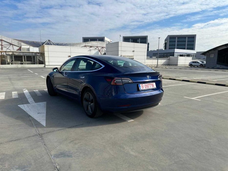 Tesla Model 3 SR+