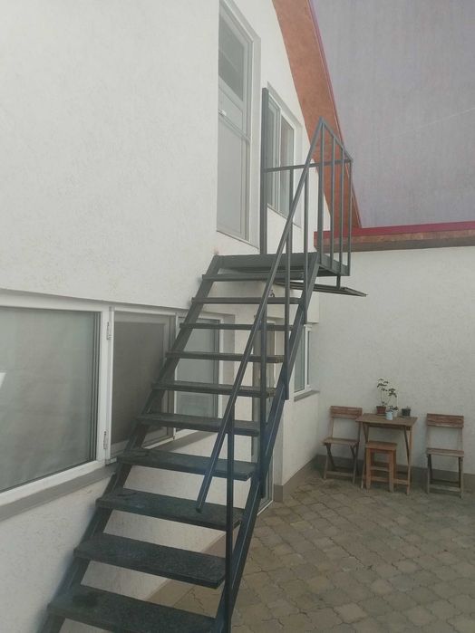 Inchiriez garsoniera la curte,  in km 4-5