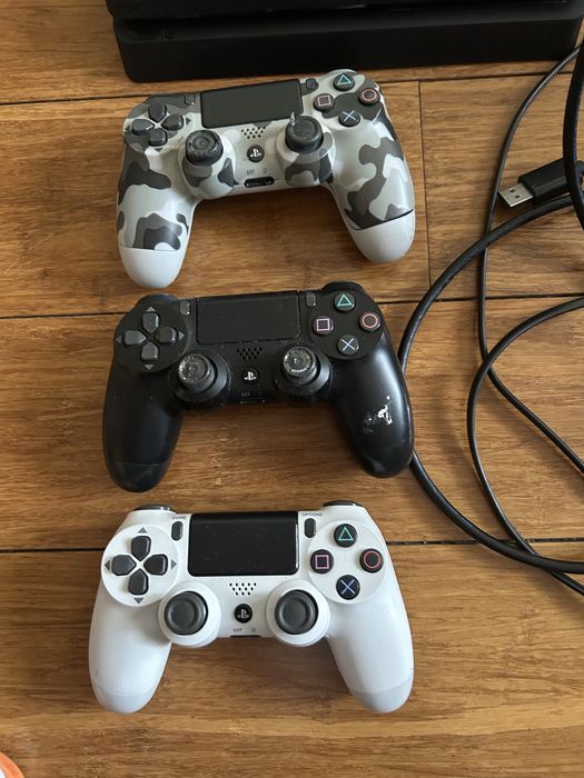 Playstation 4 конзола и три джойстика
