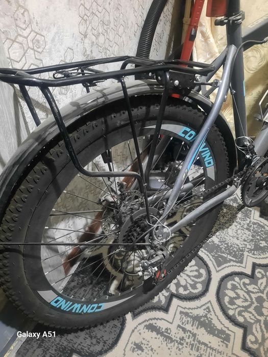 Велосипед скоростной серого цвета