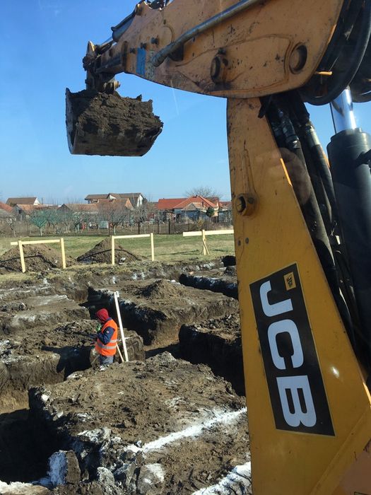 Executam lucrari de constuctii cu buldoexcavator, spart beton,demolari