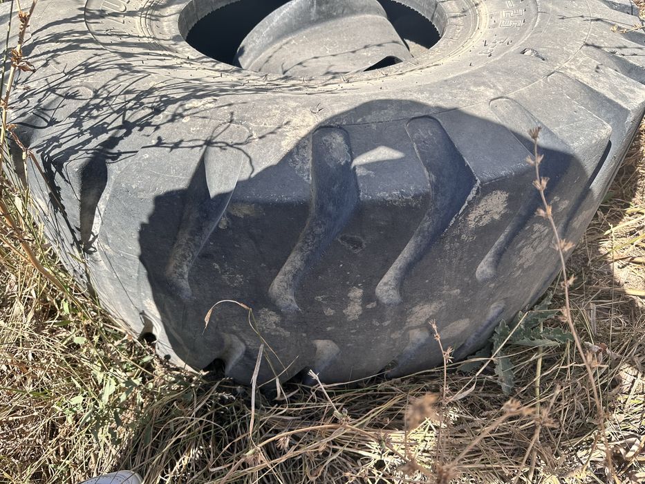 Продам шина. 3 кубовый погрузчик 1 шт. 3 куб погрузчик дөңгелек