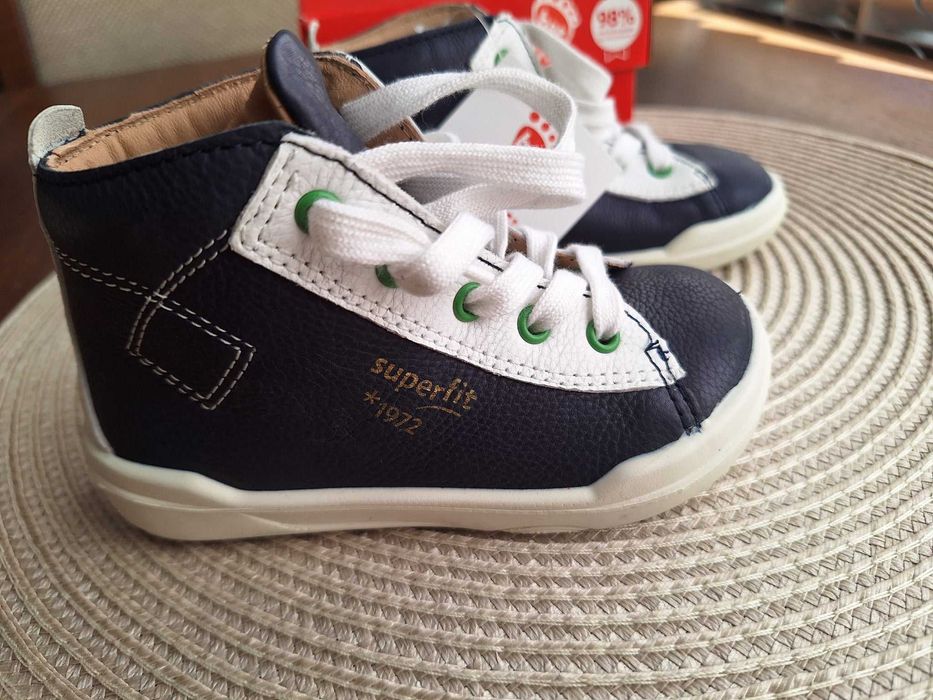 Боси есенни обувки Superfit за прохождащо бебе