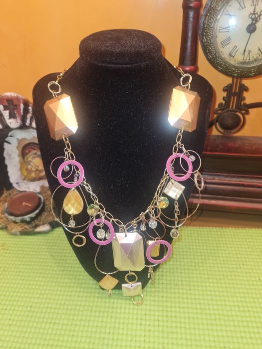 Колиета, дърв. гердани и гривни, шноли за коса