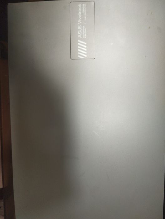 Продаю новый ноутбук свой несколько раз смотрела только кино