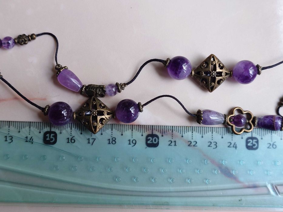 Colier deosebit cu elemente din ametist natural si elemente metalice..